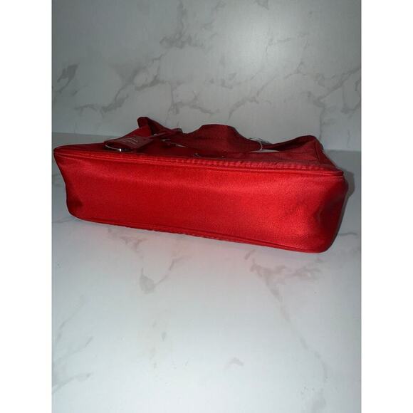 Prada Re-Edition Nylon Shoulder Bag in Rosso - Picture 5 of 7
